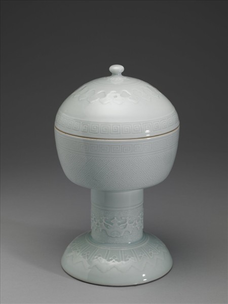 白瓷劃花雷紋豆