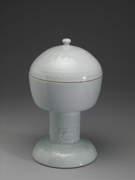 白瓷劃花雷紋豆