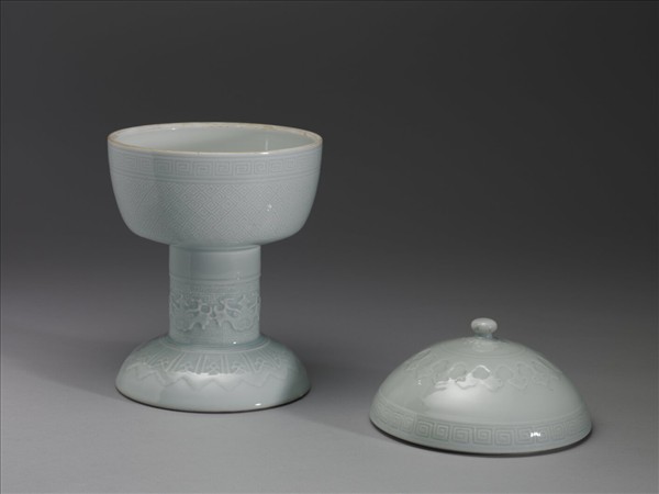 白瓷劃花雷紋豆