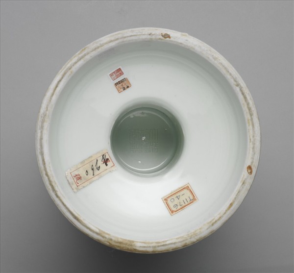 白瓷劃花雷紋豆