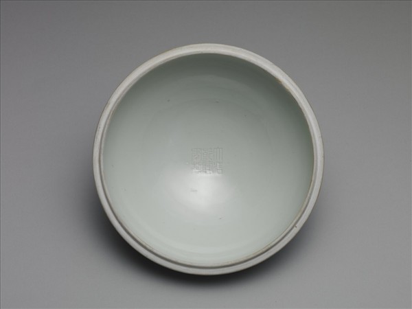 白瓷劃花雷紋豆