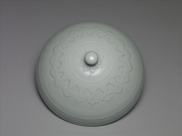 白瓷劃花雷紋豆