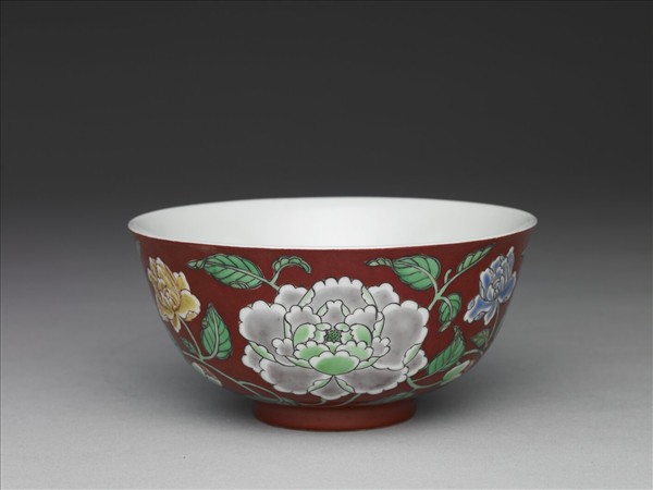 洋彩紅地牡丹紋碗