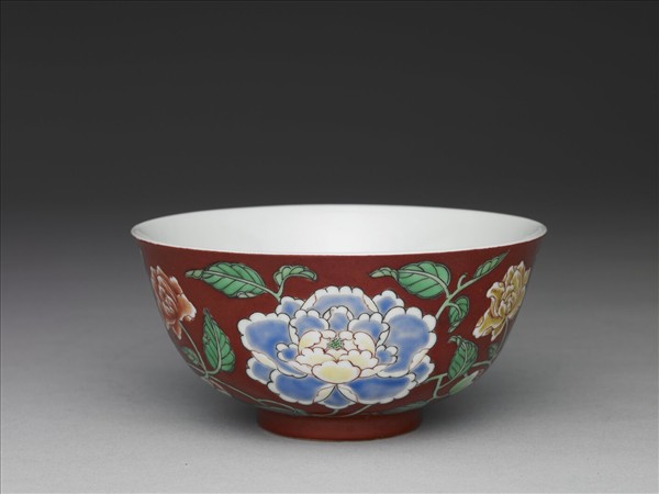 洋彩紅地牡丹紋碗