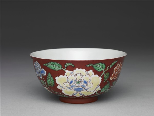 洋彩紅地牡丹紋碗