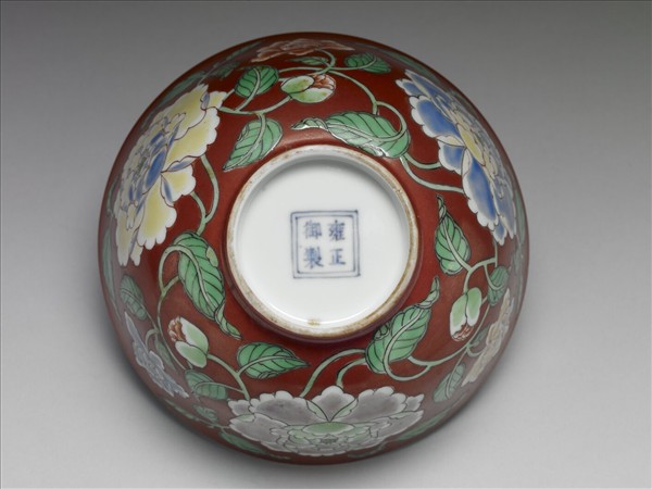 洋彩紅地牡丹紋碗