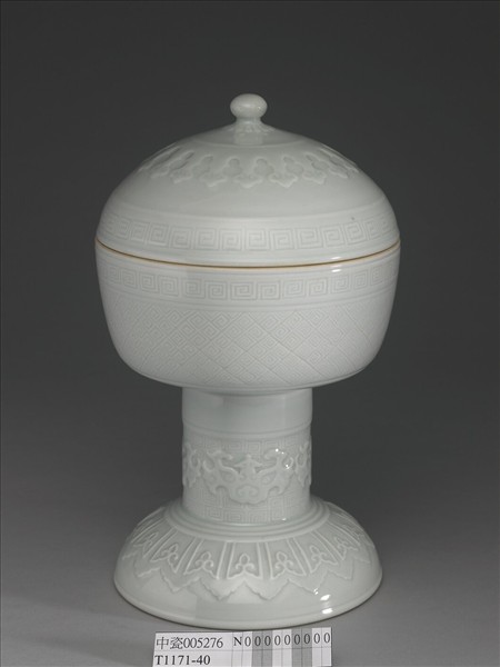 白瓷劃花雷紋豆