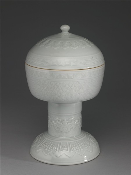 白瓷劃花雷紋豆