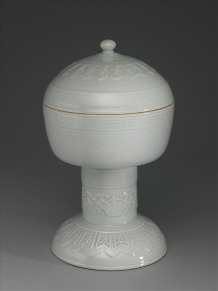 白瓷劃花雷紋豆