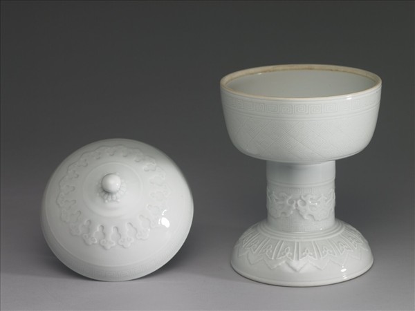 白瓷劃花雷紋豆