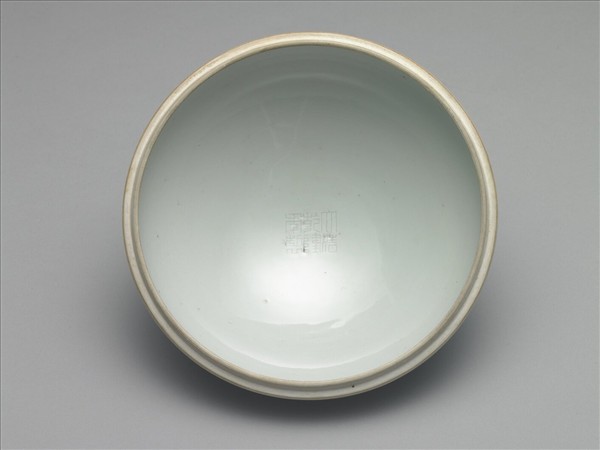 白瓷劃花雷紋豆