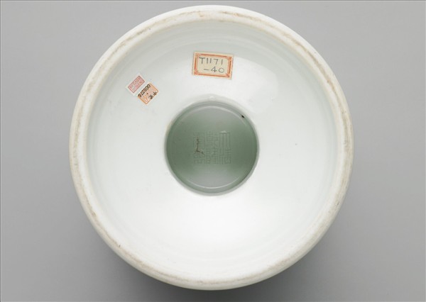 白瓷劃花雷紋豆