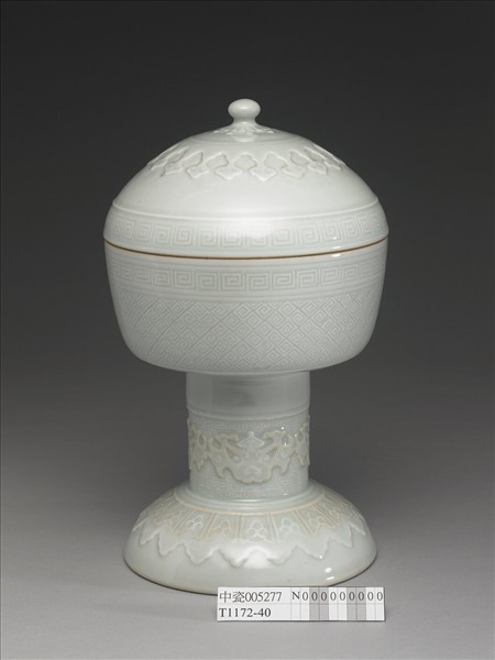 白瓷劃花雷紋豆