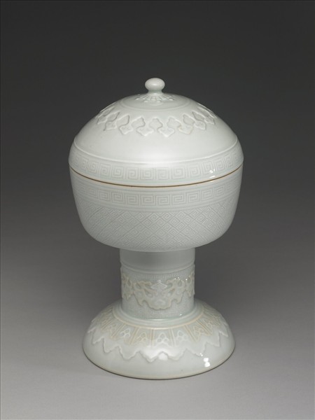 白瓷劃花雷紋豆