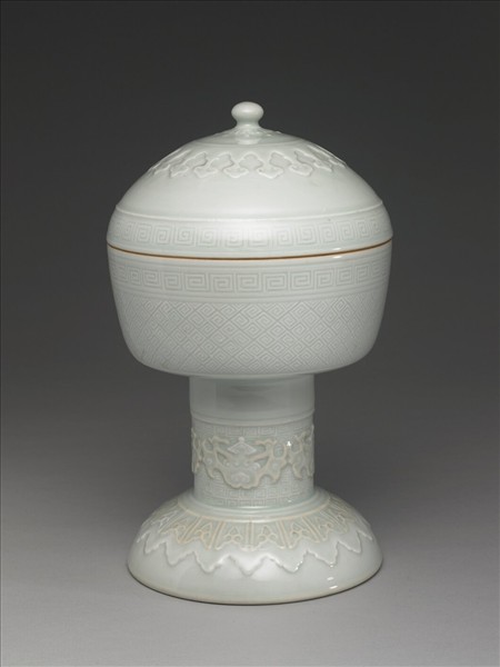 白瓷劃花雷紋豆