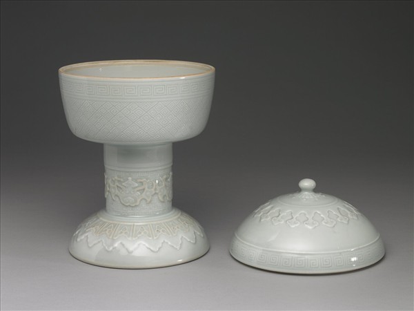 白瓷劃花雷紋豆