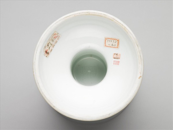 白瓷劃花雷紋豆