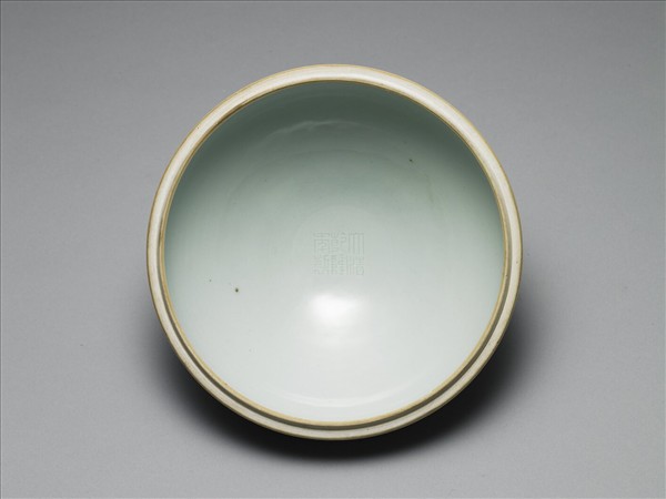 白瓷劃花雷紋豆