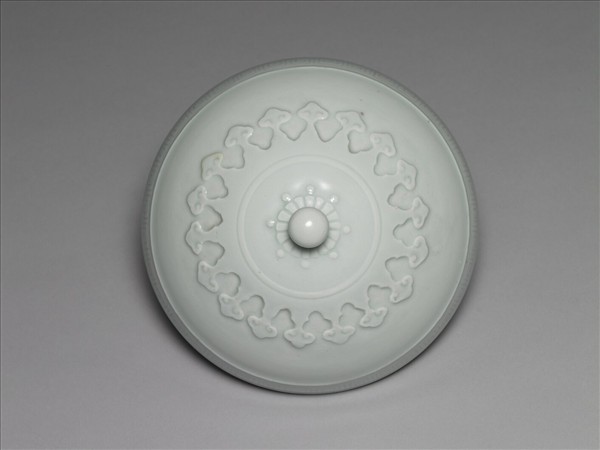 白瓷劃花雷紋豆