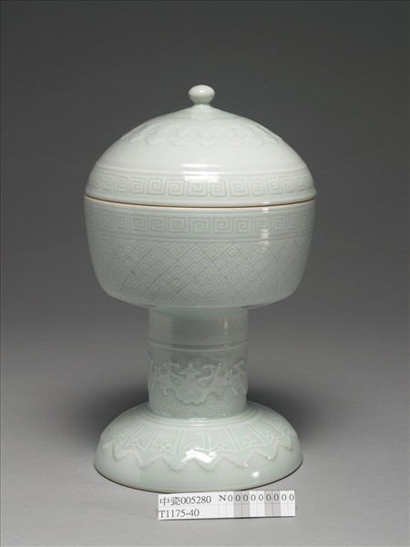 白瓷劃花雷紋豆
