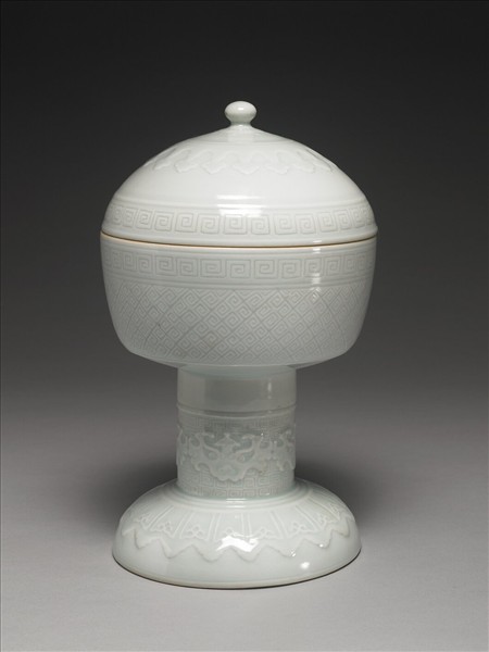 白瓷劃花雷紋豆