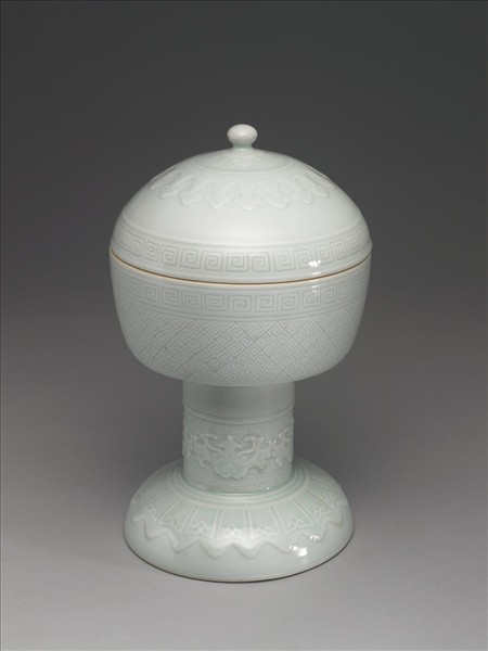 白瓷劃花雷紋豆