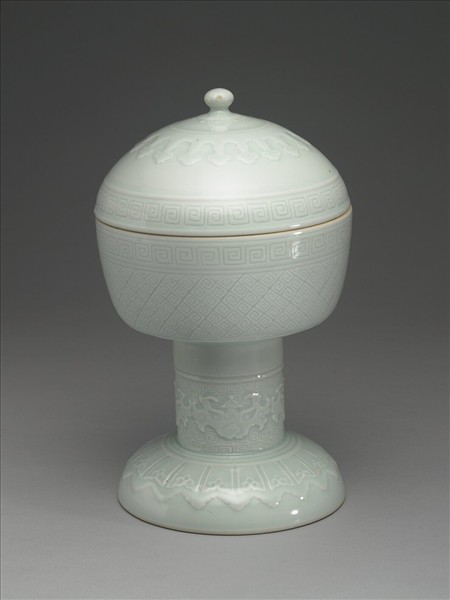 白瓷劃花雷紋豆