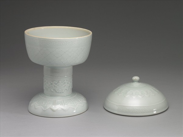 白瓷劃花雷紋豆