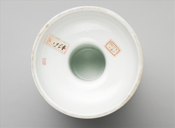 白瓷劃花雷紋豆