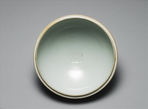 白瓷劃花雷紋豆