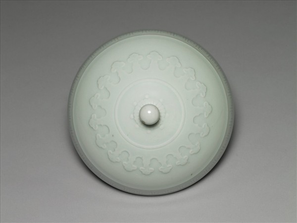 白瓷劃花雷紋豆