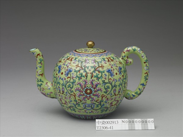 粉彩綠地番蓮紋茶壺