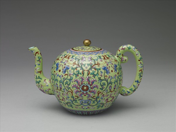 粉彩綠地番蓮紋茶壺