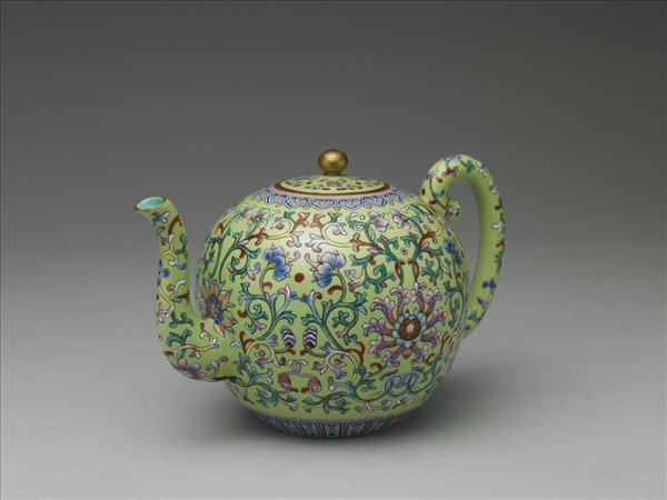 粉彩綠地番蓮紋茶壺