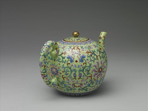 粉彩綠地番蓮紋茶壺