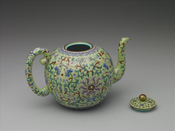 粉彩綠地番蓮紋茶壺