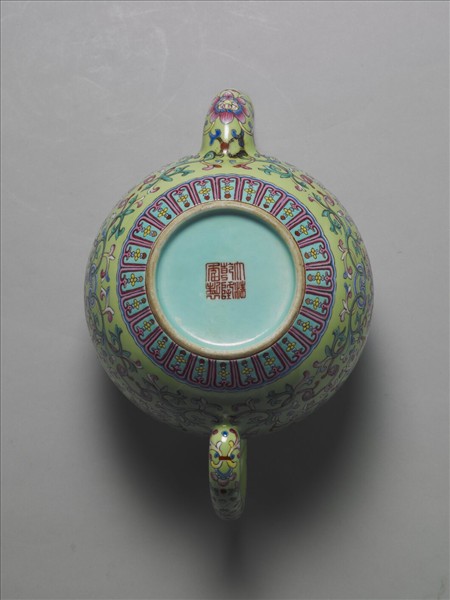 粉彩綠地番蓮紋茶壺