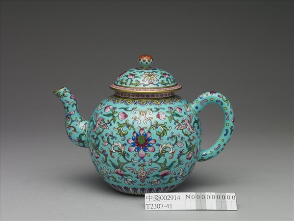 粉彩藍地連年福壽紋茶壺