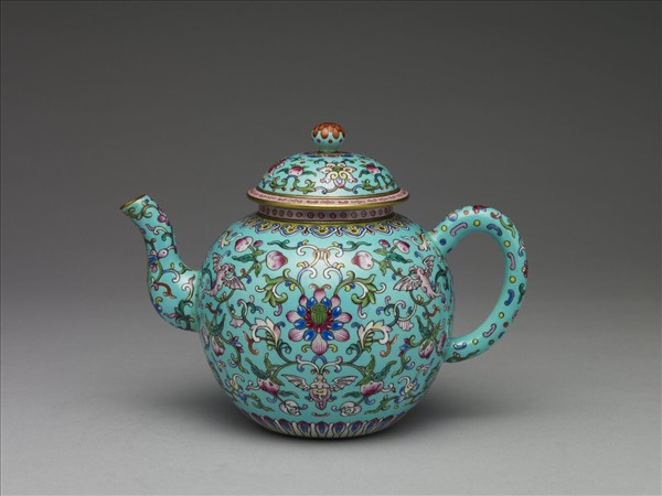 粉彩藍地連年福壽紋茶壺