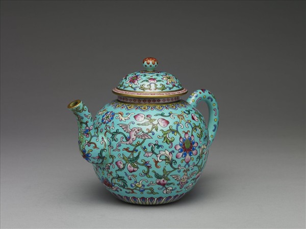 粉彩藍地連年福壽紋茶壺