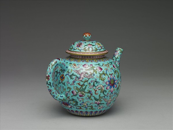 粉彩藍地連年福壽紋茶壺