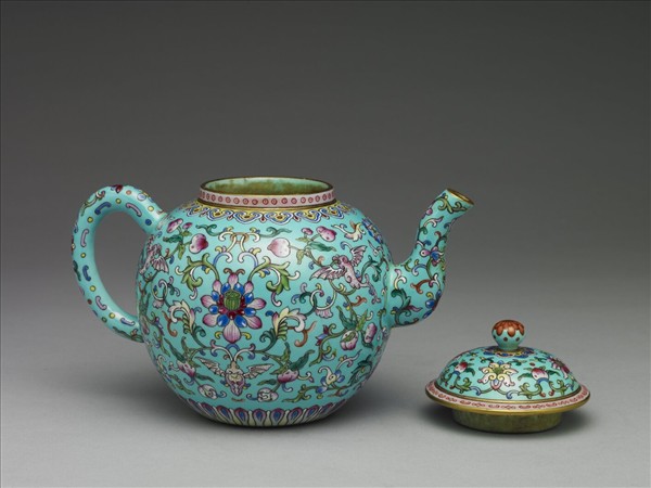 粉彩藍地連年福壽紋茶壺