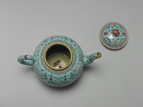 粉彩藍地連年福壽紋茶壺