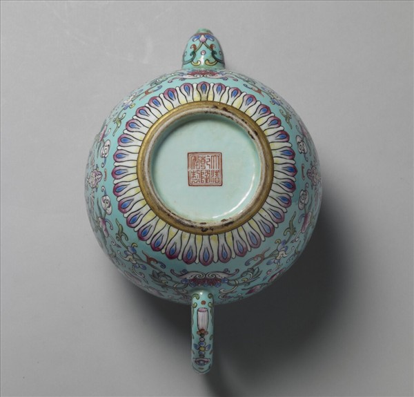 粉彩藍地連年福壽紋茶壺