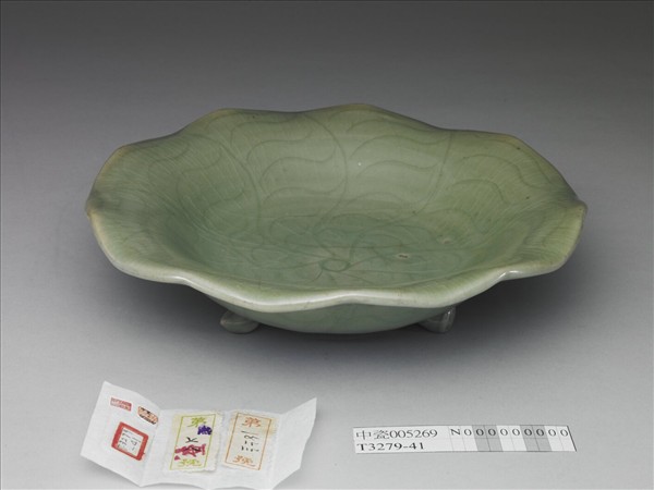 龍泉窯 青瓷荷葉式洗