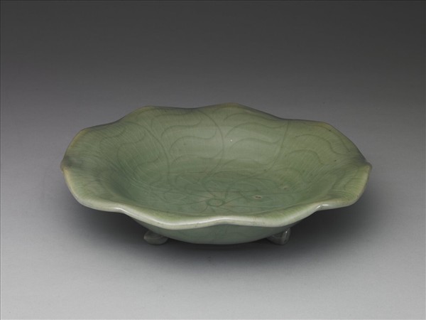 龍泉窯 青瓷荷葉式洗