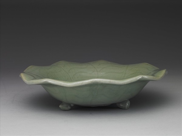 龍泉窯 青瓷荷葉式洗