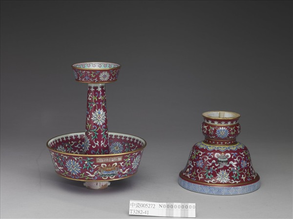 粉彩紫地番蓮八寶紋燭臺