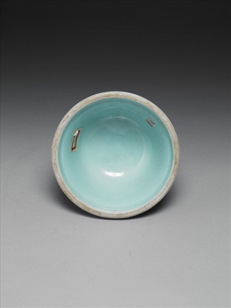 粉彩紫地番蓮八寶紋燭臺