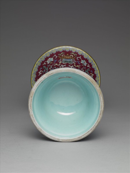 粉彩紫地番蓮八寶紋花觚